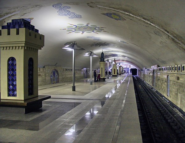 Проезд до ст.метро «Кремлевская», выход из первого вагона при движении в сторону ст.метро «Авиастроительная». Выход на улицу «Кремлевская»