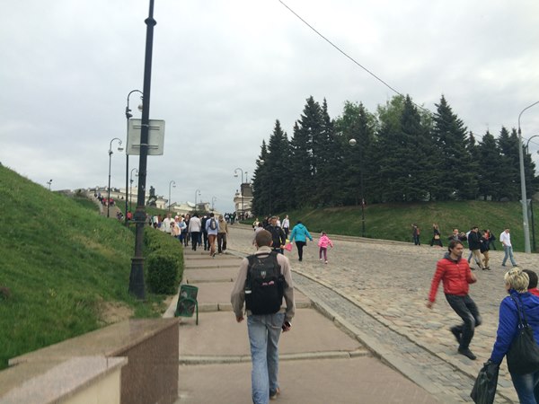 При выходе из перехода метро, поднимитесь по ступенькам вверх. Слева от Вас будет Площадь 1-го Мая и вход в Кремль.
