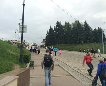 При выходе из перехода метро, поднимитесь по ступенькам вверх. Слева от Вас будет Площадь 1-го Мая и вход в Кремль.