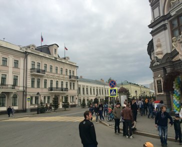 Когда Вы поднимитесь на верх перед Вами будет начало Кремлевской улицы