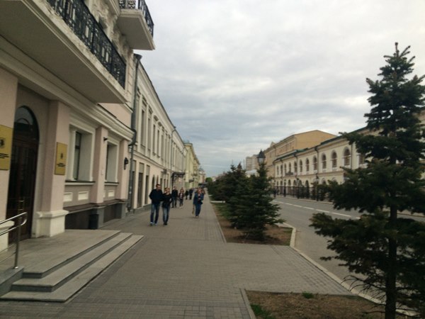 Двигайтесь от Кремля по левой стороне Кремлевской улицы